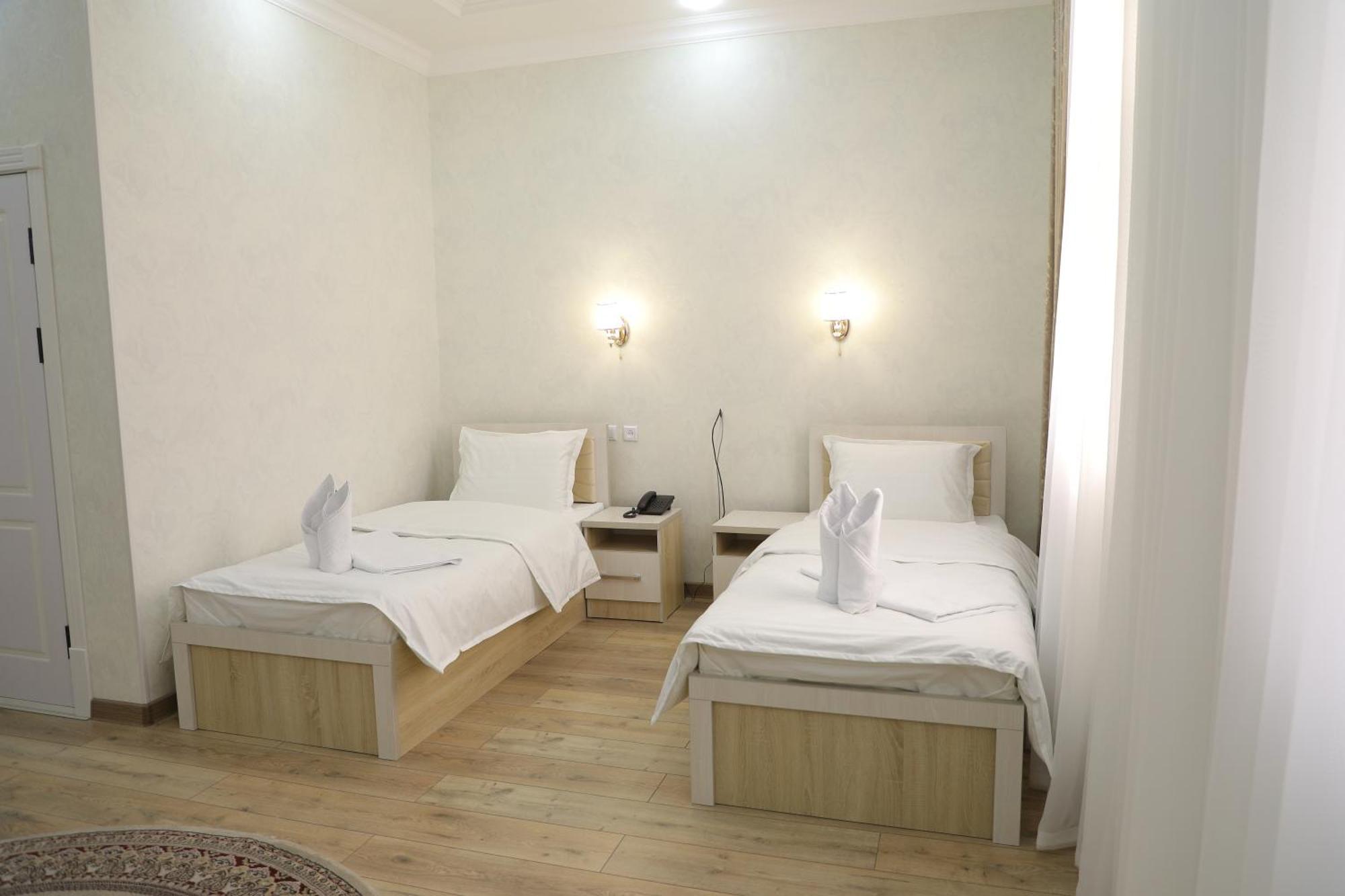 Status Hotel Qarshi Luaran gambar