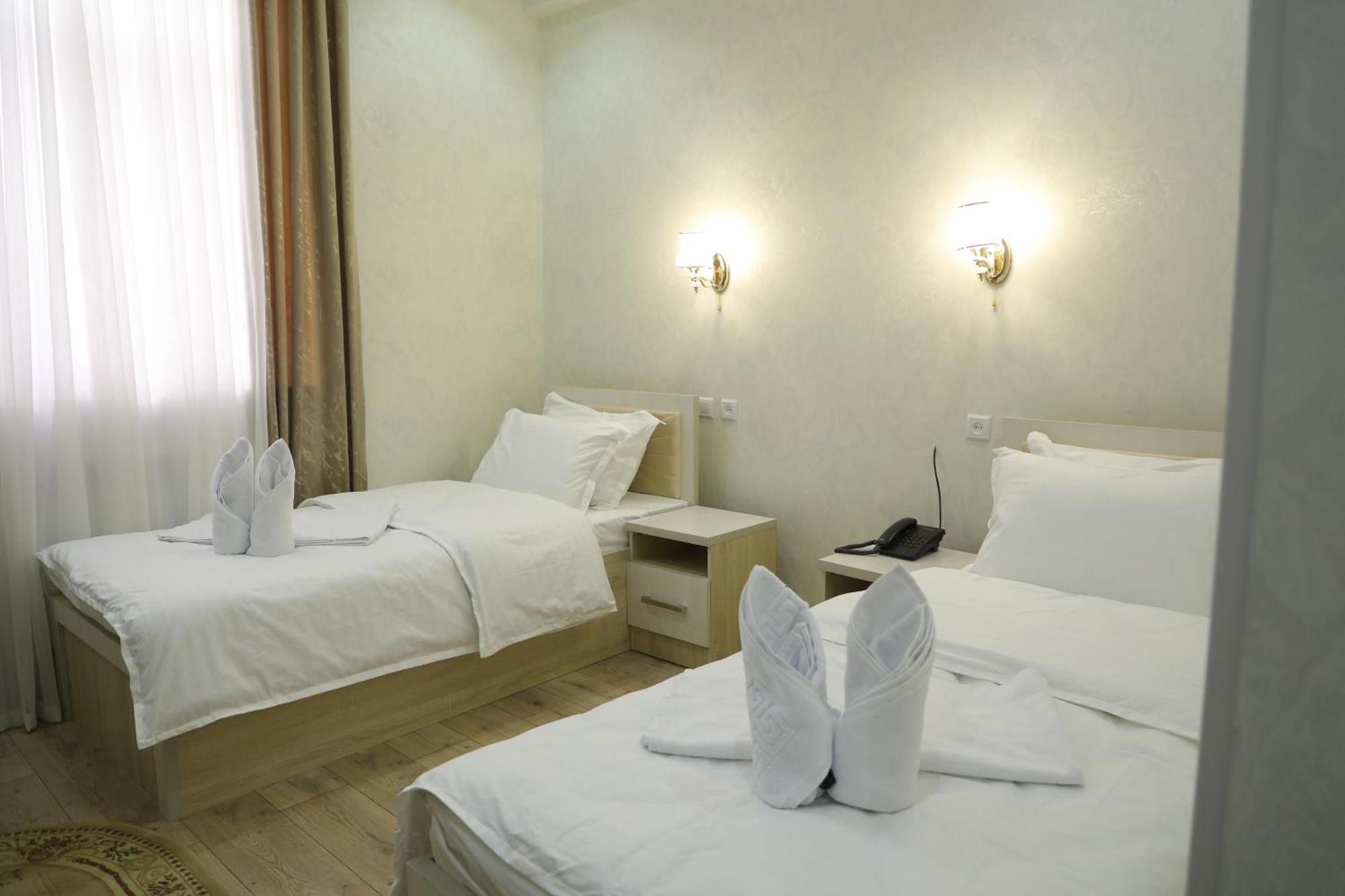 Status Hotel Qarshi Luaran gambar