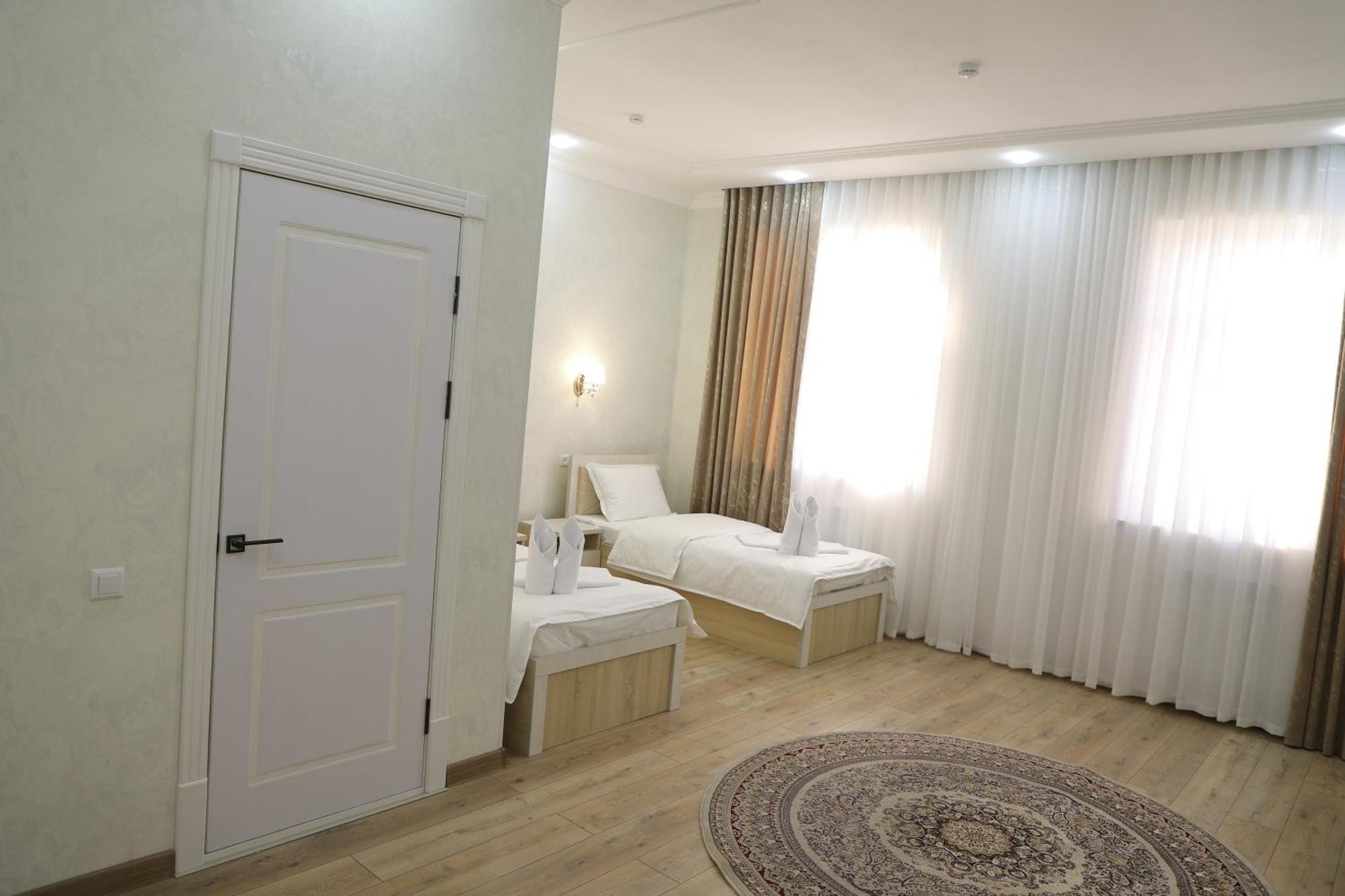 Status Hotel Qarshi Luaran gambar