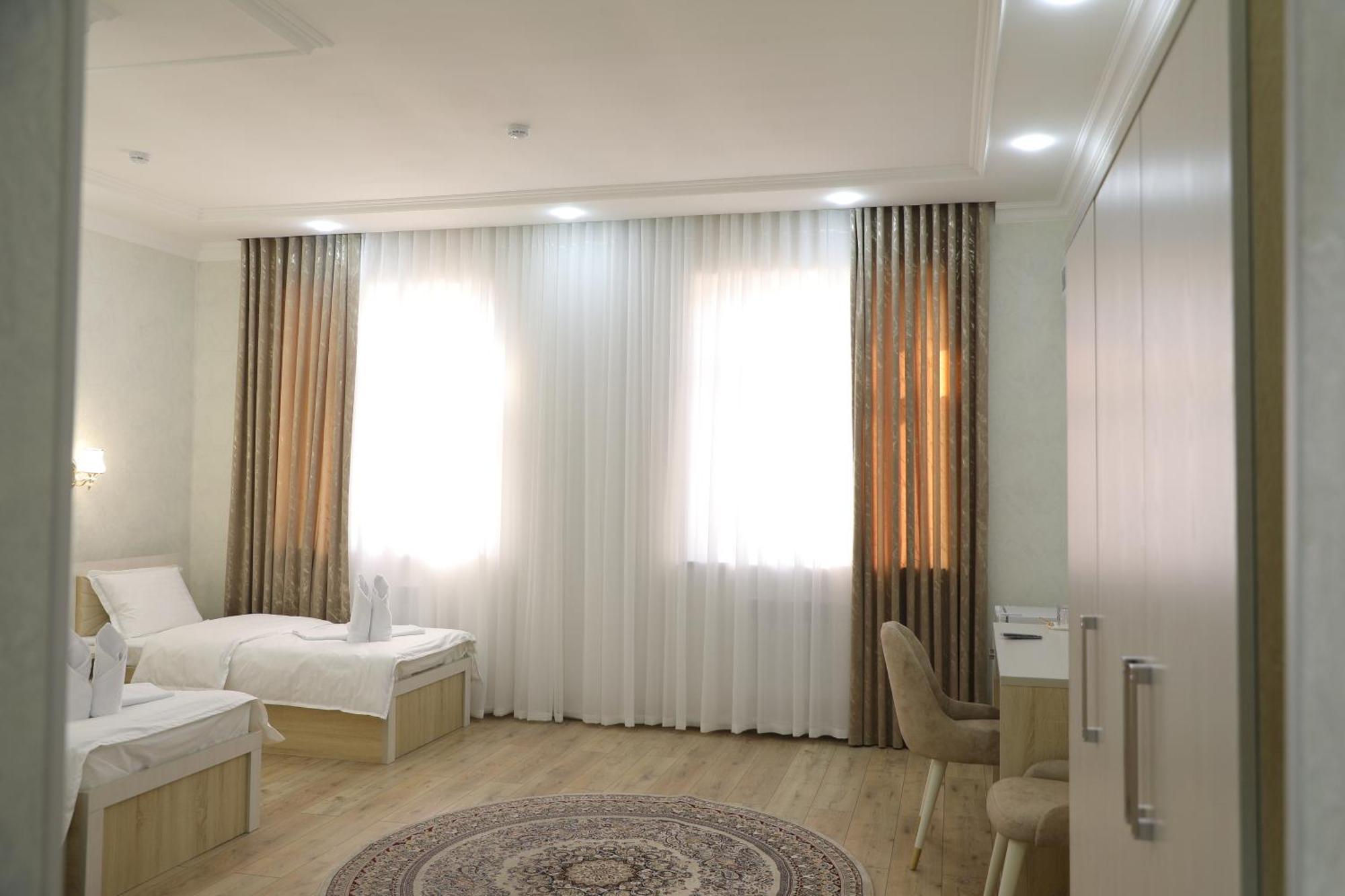 Status Hotel Qarshi Luaran gambar