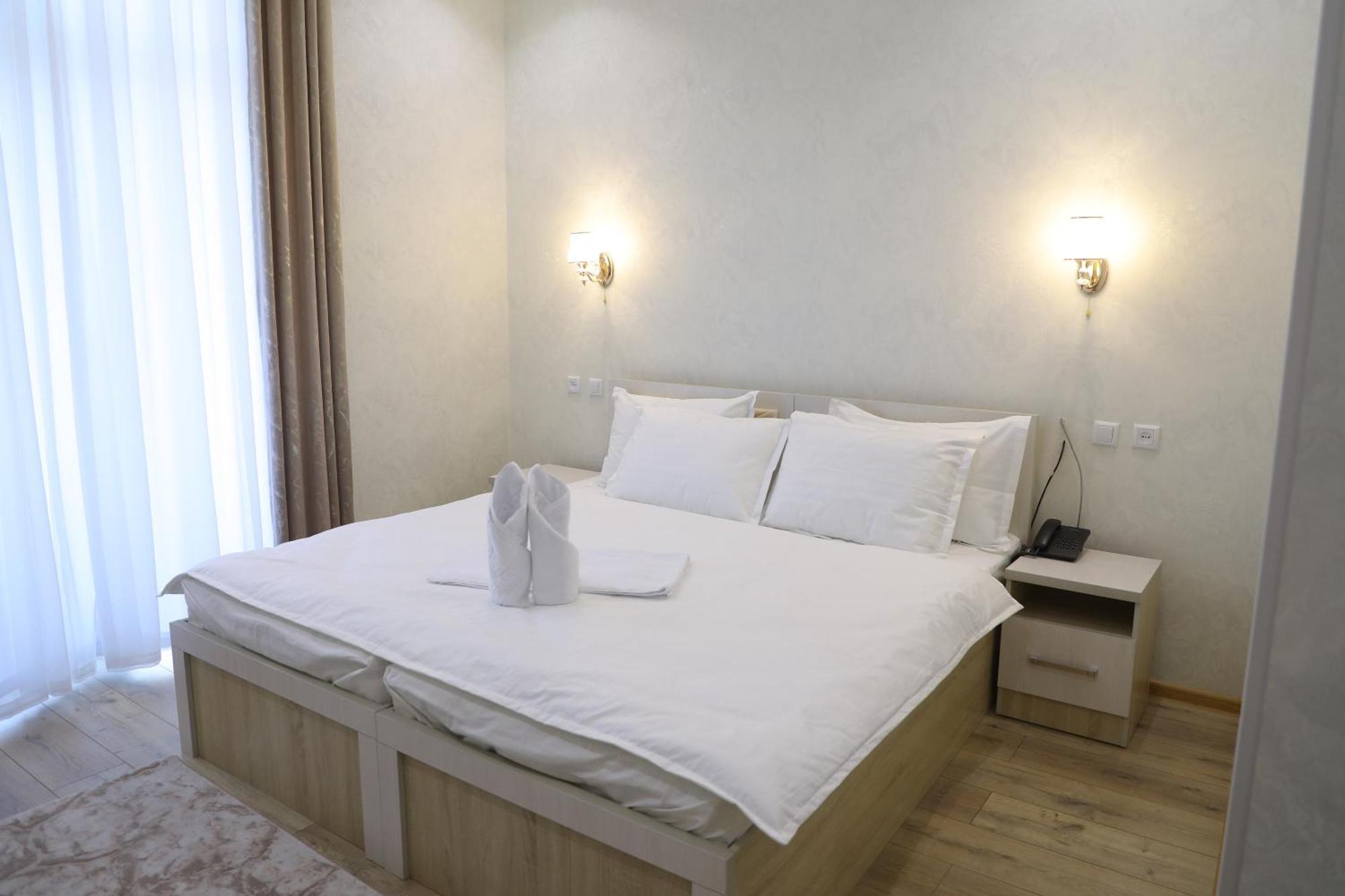 Status Hotel Qarshi Luaran gambar